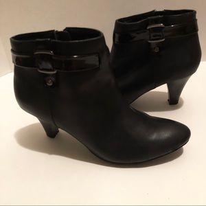 A-2 Ankle boot w/ silver hardware. 🌹